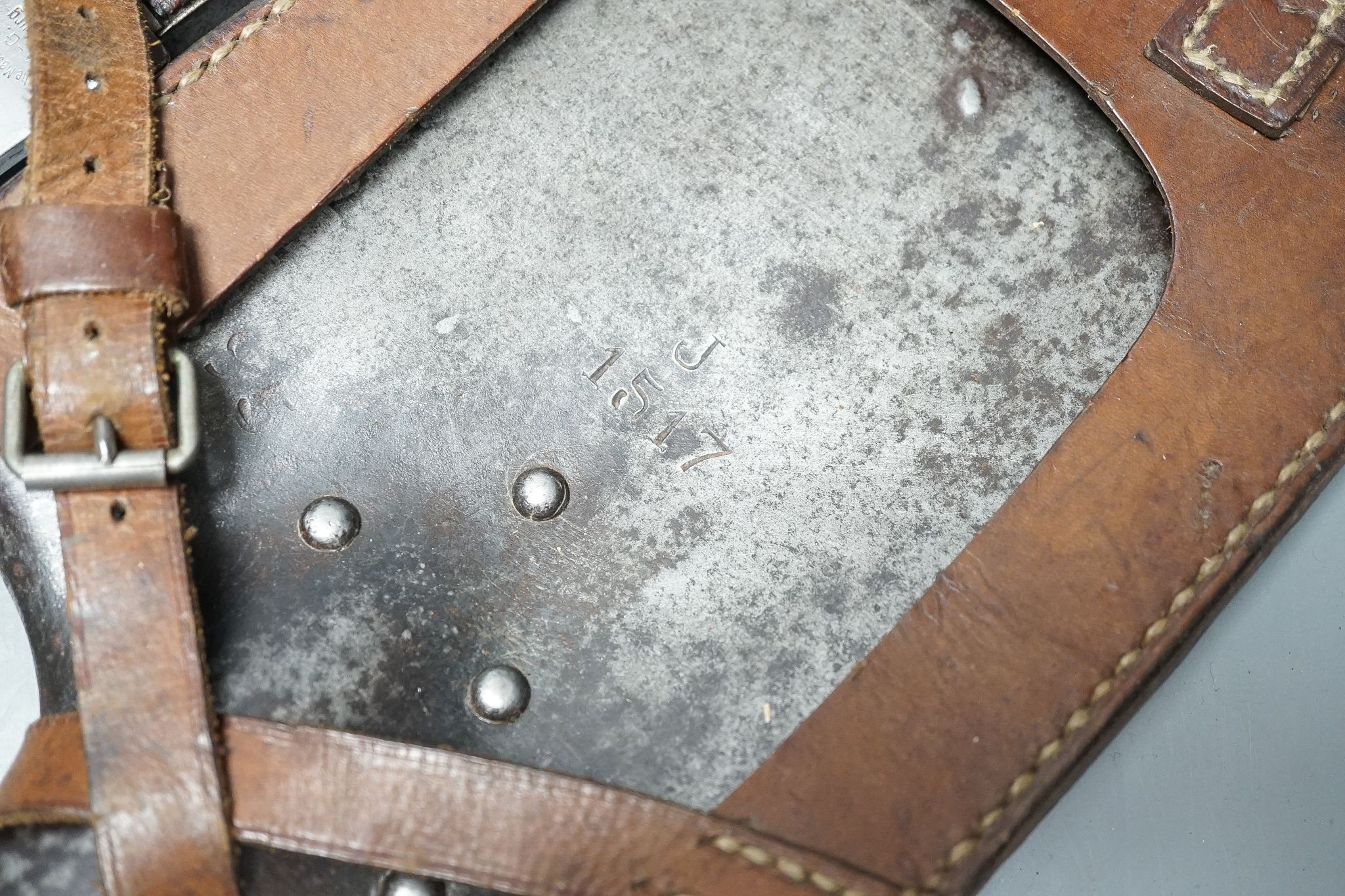 UA WWI German pioneer's spade, in leather mount, and a H.Mundeos & Co. bayonet with scabbard